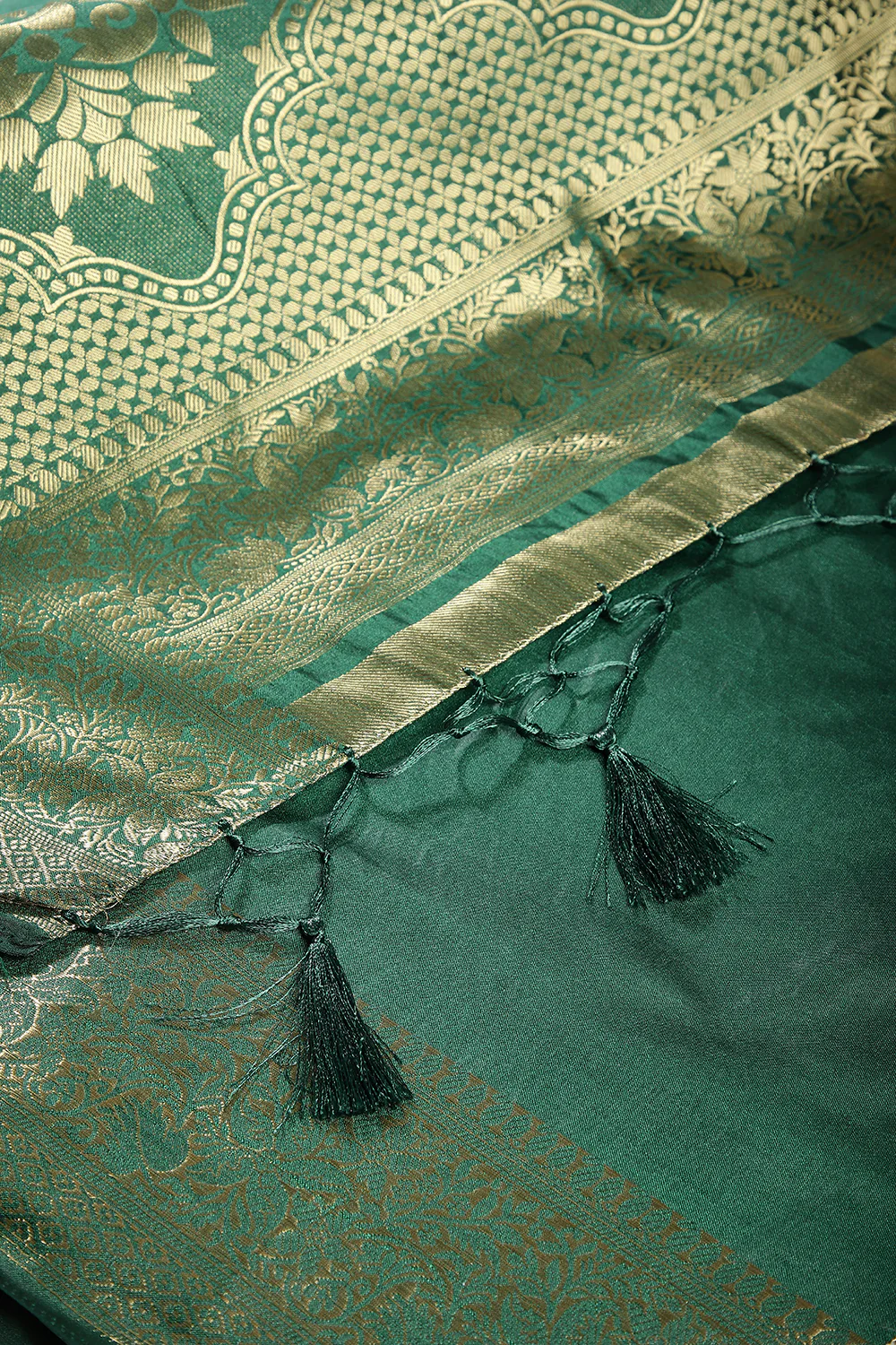 Bottle Green Colour Silk Woven Saree - Image 3