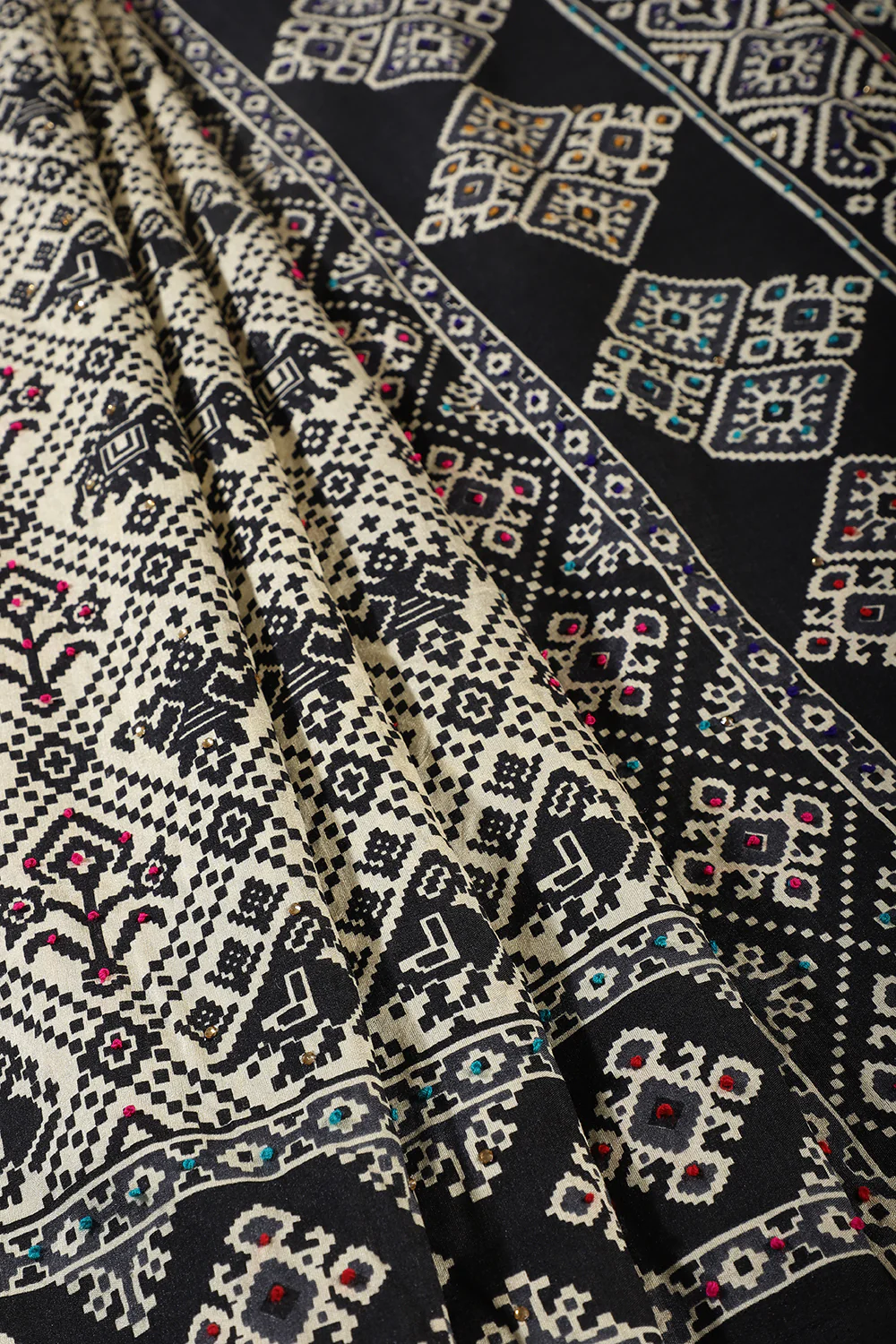 Cream & Black Silk Printed And Hand-Knot Work Saree - Image 3