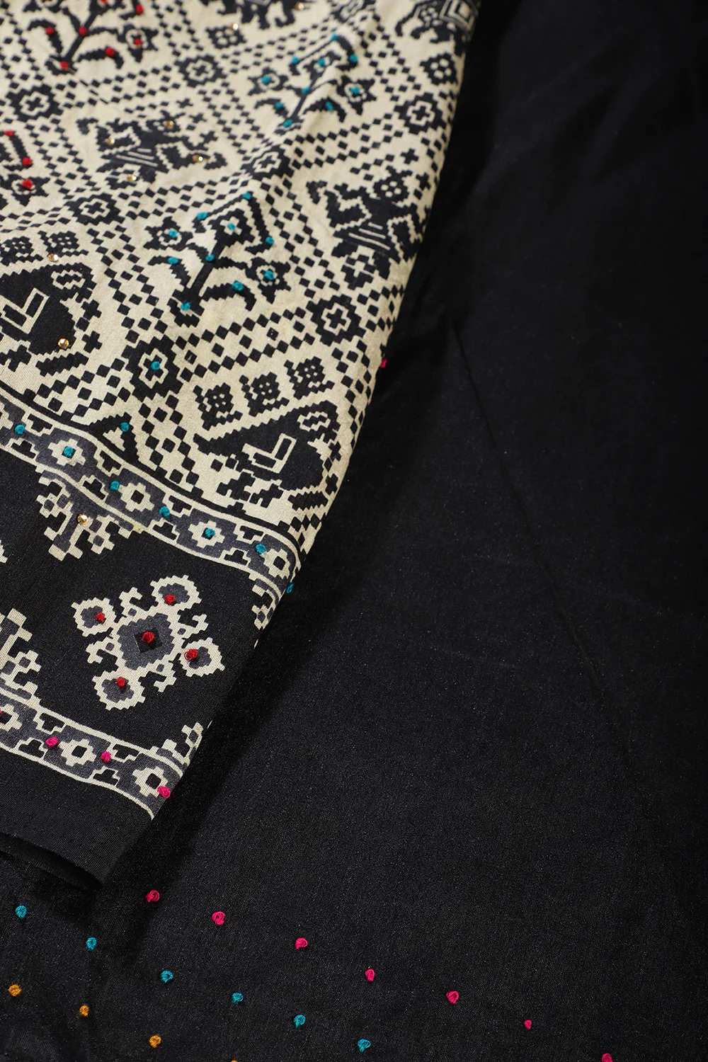 Cream & Black Silk Printed And Hand-Knot Work Saree - Image 4