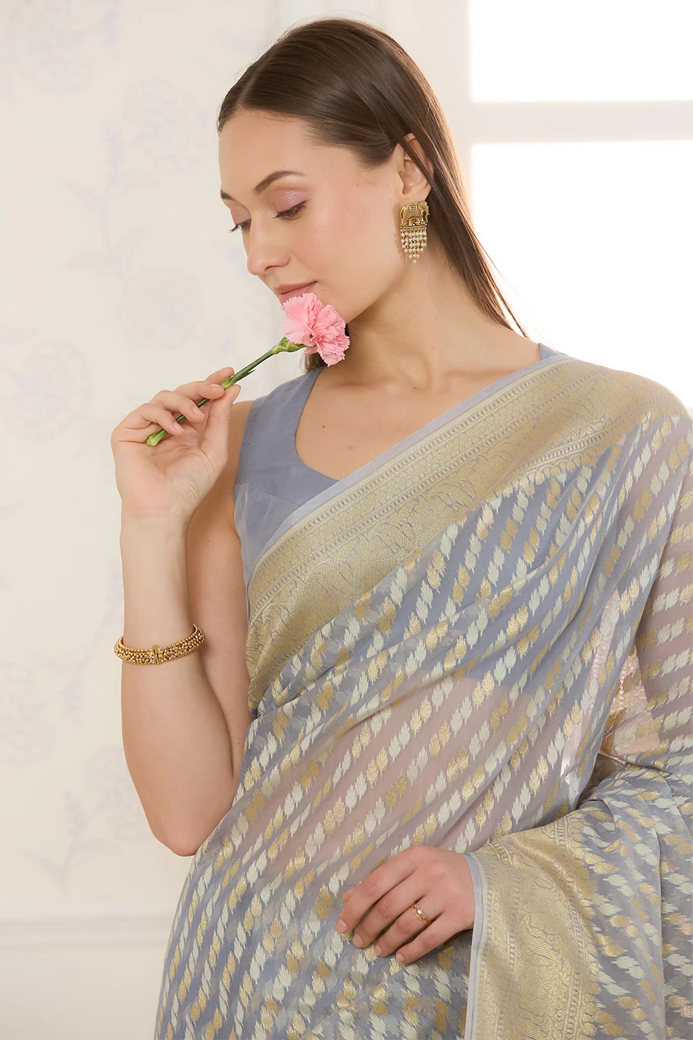 Grey Metalic Tissue Zari Woven Saree - Image 5