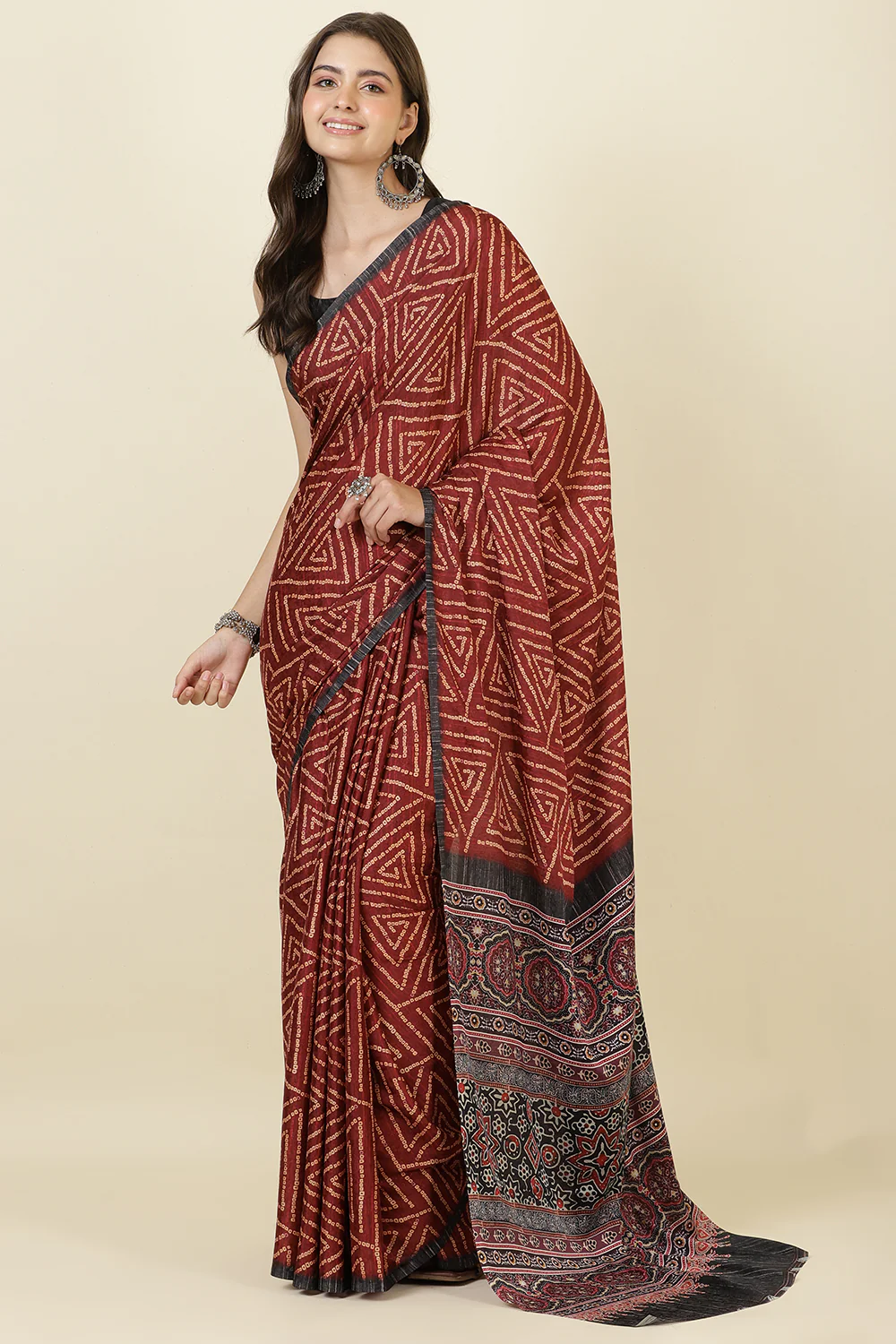 Maroon Jacquard Silk Bandhani Printed Saree - Image 2