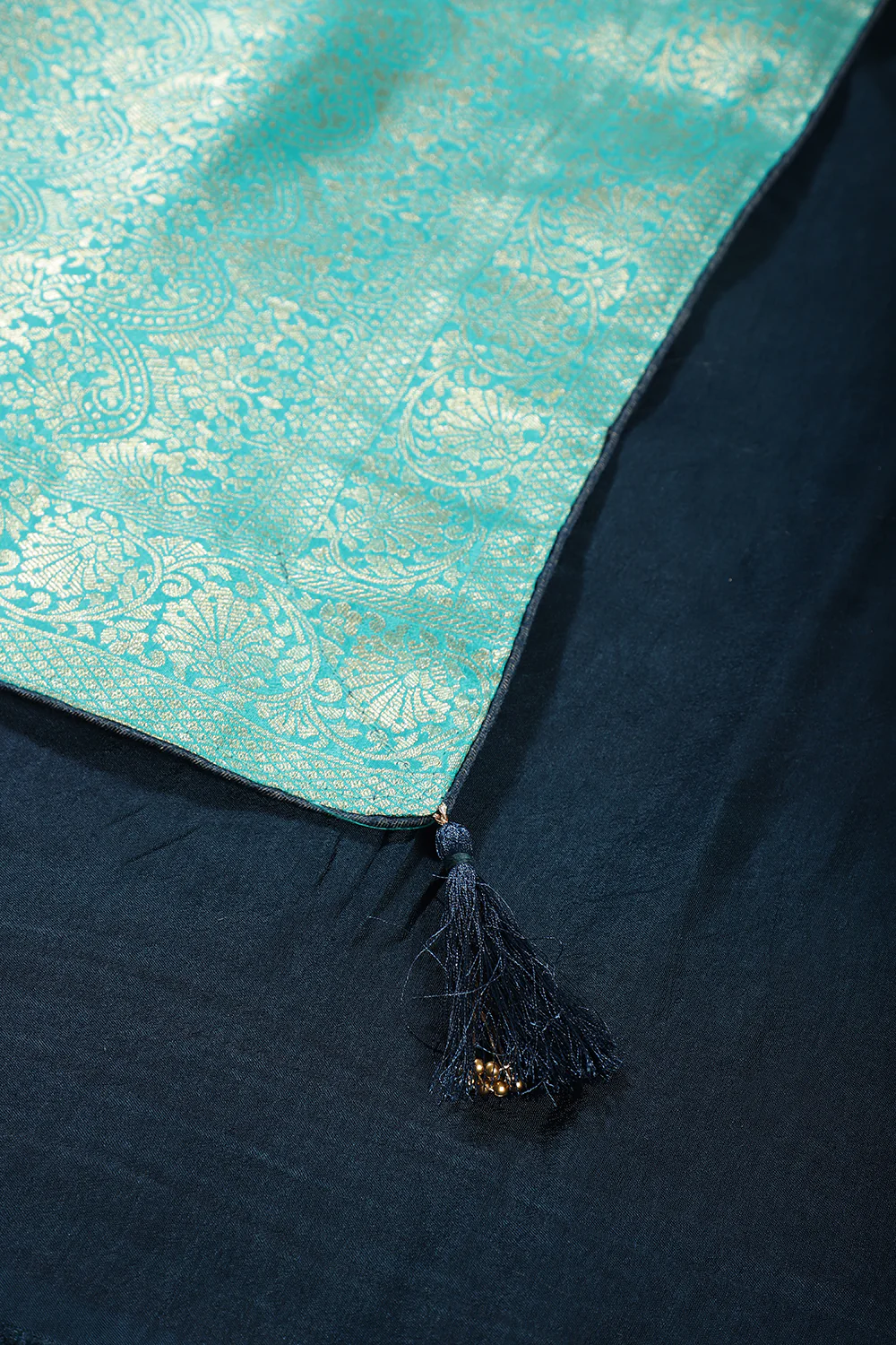Turquoise Banarasi Silk Zari Floral Zaal Woven Saree - Image 4